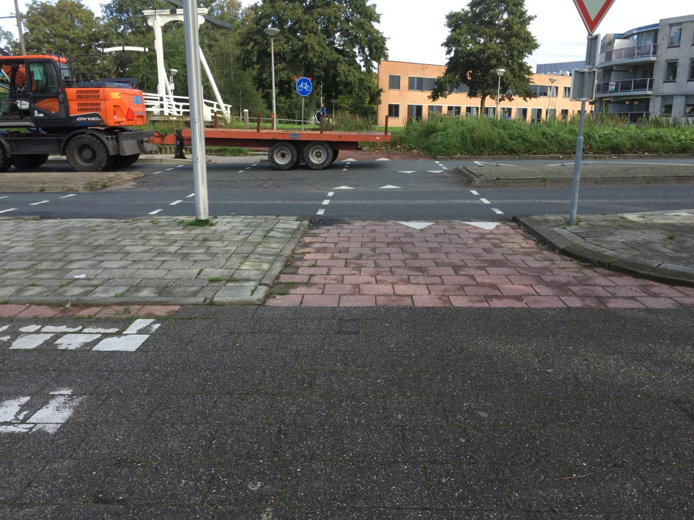 Fietspad bij brug waarvan de hoek niet is afgerond