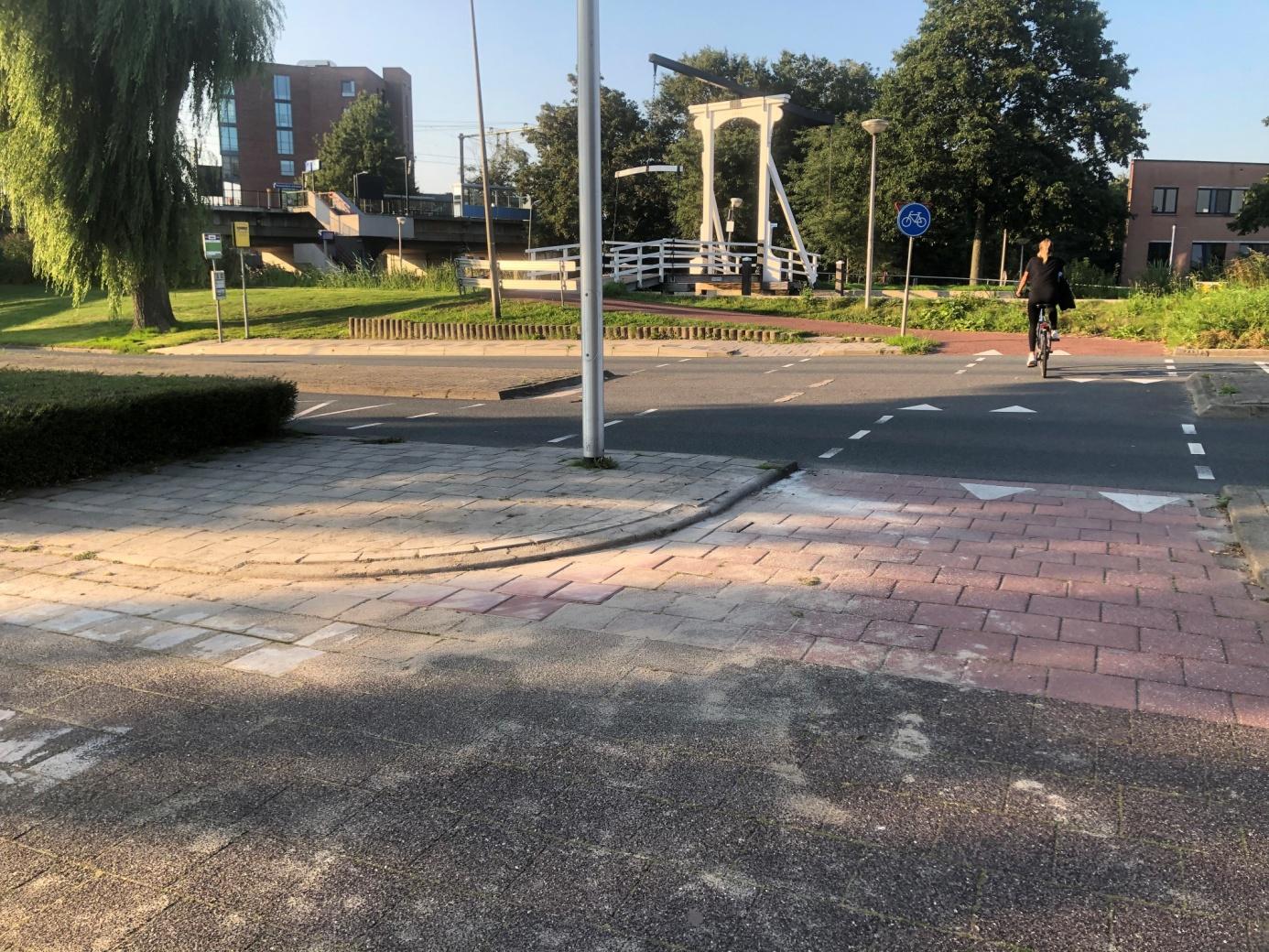 Fietspad bij brug met veilig afgeronde hoek