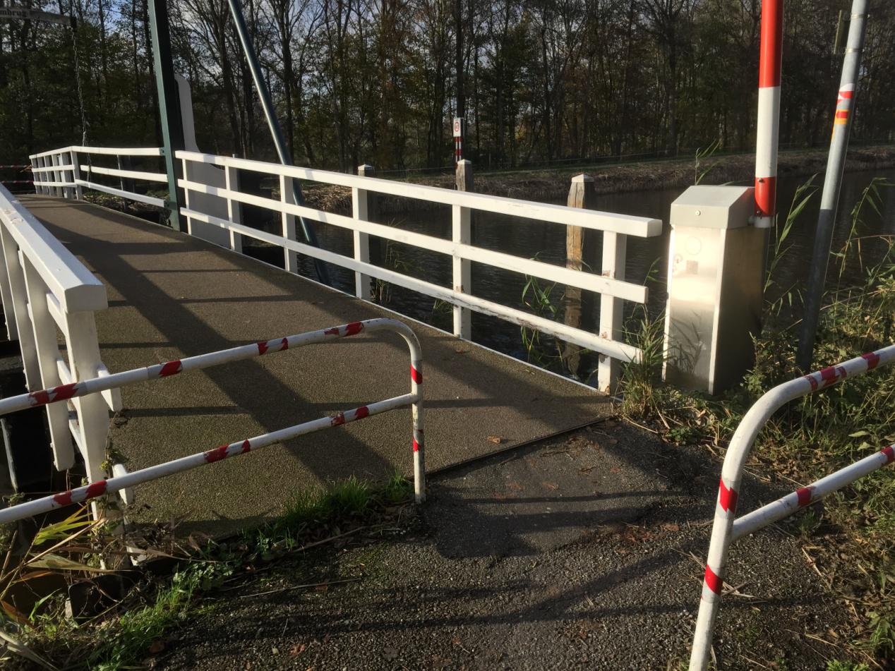 Fietsbrug met hekjes