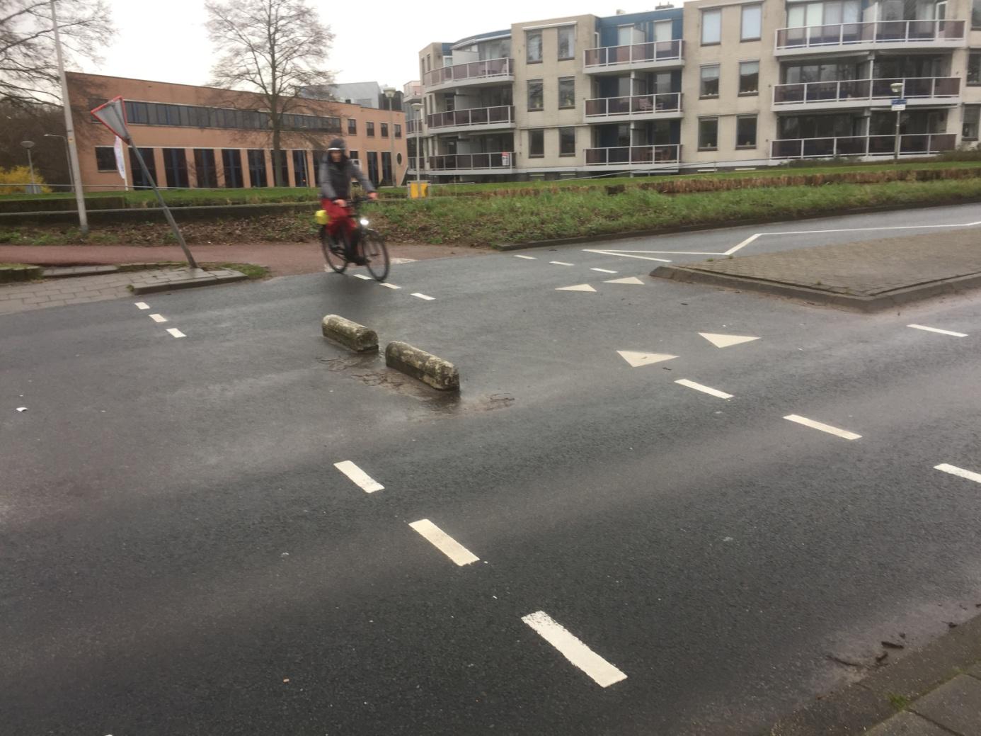 Fietspad met betonnen obstakels